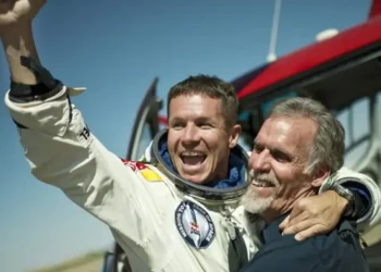 Felix Baumgartner, tras lograr el salto estratosférico. (FOTO: AFP)