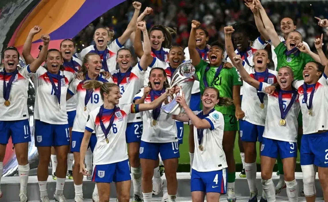 Inglaterra, campeonas de la Eurocopa femenina, levantando la Copa. (FOTO: AFP)