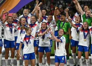 Inglaterra, campeonas de la Eurocopa femenina, levantando la Copa. (FOTO: AFP)