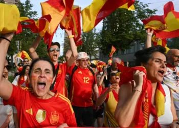 Aficionados españoles llegan al Stadium de Zúrich. (FOTO: AFP)