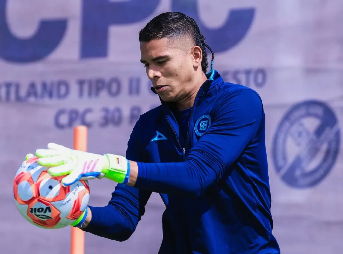 Kevin Mier en un entrenamiento con el Cruz Azul. (FOTO: Club de Futbol Cruz Azul)