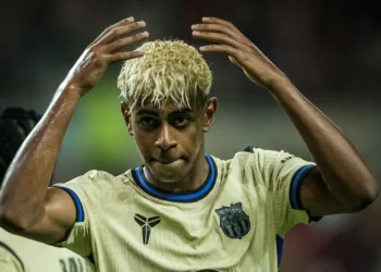 Lamine YamaL festeja su gol con el FC Barcelona