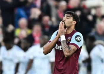 El brasileño del West Ham, Lucas Paquetá, se lamenta después de un gol recibido por su equipo ante el Nottingham Forest durante el partido de la Premier League. (FOTO: AFP)