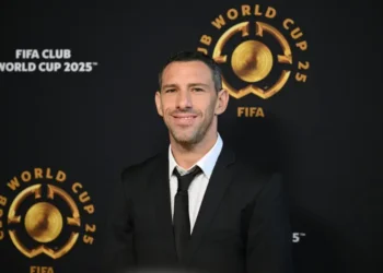 Maxi Rodríguez posa en la zona de invitados antes de la final del Mundial de Clubes. (FOTO: AFP)
