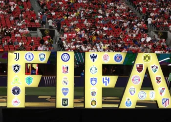 Vista detallada de los logotipos de los clubes que participaron en el Mundial de Clubes de la FIFA. (FOTO: AFP)