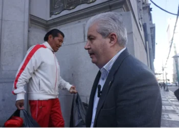 Enrique Urquidi, de Comunidad Ciudadana, antes de ingresar a la reunión. Foto: APG.