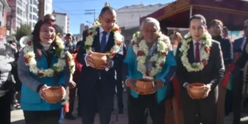 El alcalde Iván Arias en la inauguración de la plaza Egipto. FOTO: GAMLP