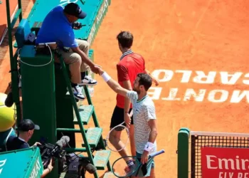 Khachanov saluda al árbitro del partido ante el enfadadísimo Medvedev. (FOTO: AFP)