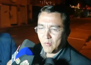 Daniel Terrazas en la madrugada de este jueves en las afueras de la FBF.