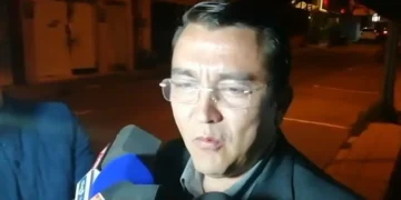 Daniel Terrazas en la madrugada de este jueves en las afueras de la FBF.