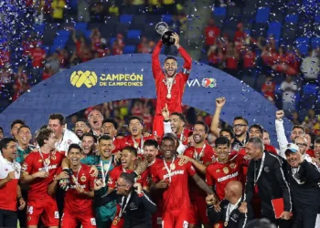 Toluca levanta la Copa tras se consagrarse Campeón de Campeones del fútbol mexicano. (FOTO: Toluca FC)