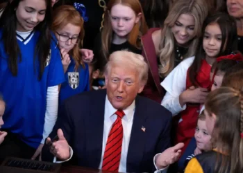 Donald Trump, en la sala Este de la Casa Blanca, con niñas, adolescentes y mujeres detrás, en el acto de firma del decreto. (FOTO: AFP)