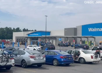 El supermercado estaba lleno de gente/FoxNews