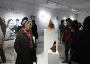 Visitantes admiran las obras de Marina Núñez del Prado. FOTO: FC-BCB