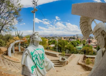 Vándalos pintaron esculturas del viacrucis del Cristo de la Concordia en Cochabamba. FOTO: GAMC