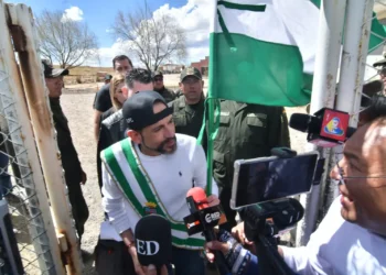Luis Fernando Camacho sale del penal de Chonchocoro.