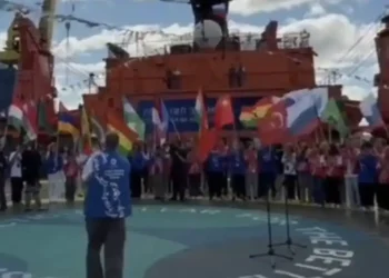 La bandera de Bolivia ondeó en la ceremonia de partida hacia el Polo Norte. FOTO: Club de Ciencias Nucleares