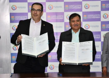 El Gobernador de Santa Cruz, Mario Aguilera, y su par de Cochabamba, Humberto Sánchez, firmaron un convenio. FOTO: Gobernación de Cochabamba