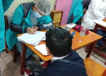 Personal de la Dirección Municipal de Salud de La Paz intensifica vacunación en colegios. FOTO: GAMLP