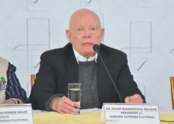 El presidente del TSE, Óscar Hassenteufel  brinda una conferencia de prensa.