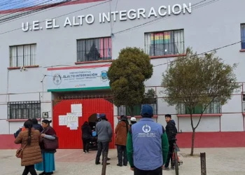 Un delegado defensorial visita una unidad educativa en la jornada de votación.