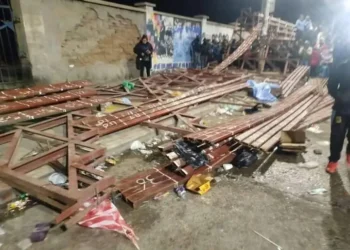 Así quedaron las graderías tras el desplome durante el recorrido de la entrada de Ch'utillos. FOTO: APG