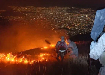 Voraz incendio consume el Parque Tunari. FOTO: Tunari Sin Fuego