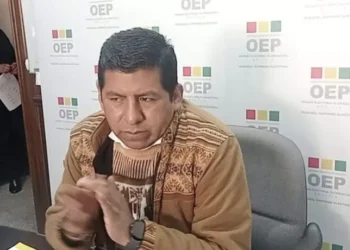El vocal Tahuichi Tahuichi brinda una conferencia de prensa.
