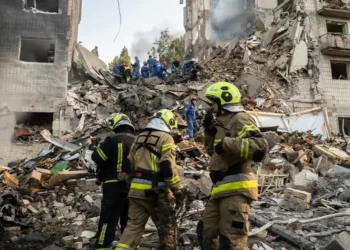Los rescatistas busca víctimas debajo de los escombros/RRSS Zelenski