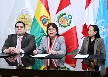 El fiscal general del Estado, Roger Mariaca, y la fiscal de la Nación de Perú, Delia Espinoza.