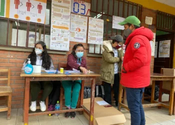 Proceso de votación en una mesa de sufragio.