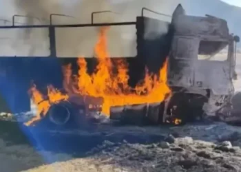 Los vehículos siniestrados ardieron en fuego. Foto: Captura Bolivia Tv.