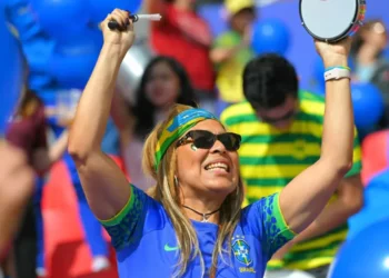 Una aficionada de Brasil anima a su equipo antes del comienzo del partido de fútbol de la final de la Copa América Femenina 2025. (FOTO: @RedesSociales)