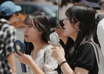 Los japoneses utilizan ventiladores portátiles/AFP