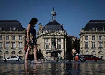 Los franceses buscan como refrescarse/AFP