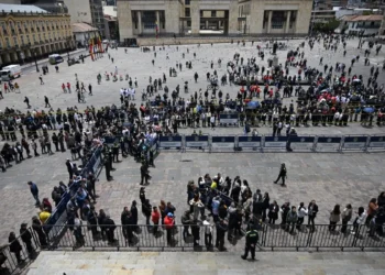 La población hace filas por horas para despedir a Uribe/ AFP
