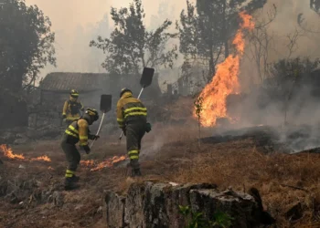 Los bomberos continúan combatiendo el fuego/AFP