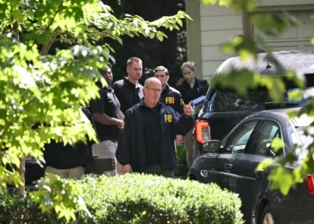 Los agentes del FBI retiraron cajas con documentos/AFP