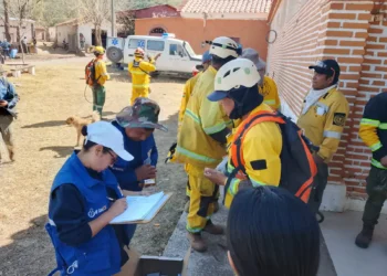 Las brigadas también atendieron a los bomberos que trabajaban en el lugar. Foto: Ministerio de Salud.