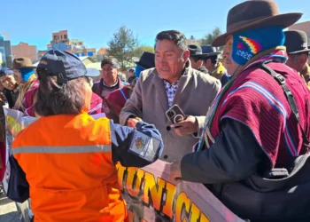Representantes de los municipios afectados recibieron la ayuda humanitaria. Foto: Viceministerio de Defensa Civil.