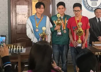 Algunos de los ajedrecistas destacados con sus respectivos trofeos (FBA).