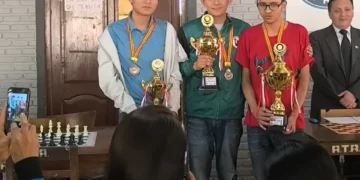 Algunos de los ajedrecistas destacados con sus respectivos trofeos (FBA).