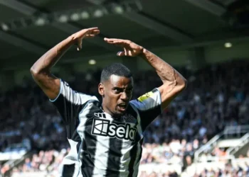 Alexander Isak reacciona tras fallar una ocasión con el Newcastle contra el Everton. (AFP)