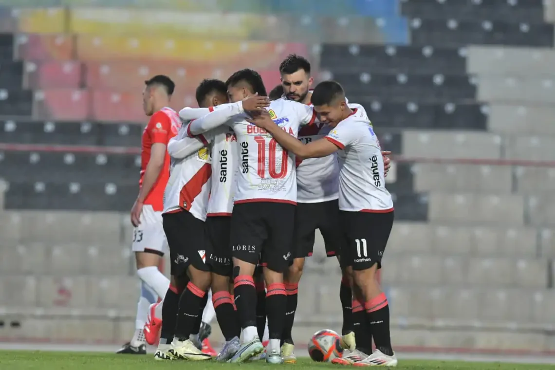 Los jugadores de Always Ready celebran el único gol del partido. (APG)