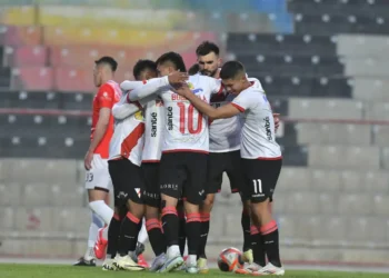 Los jugadores de Always Ready celebran el único gol del partido. (APG)