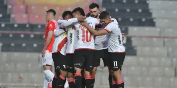Los jugadores de Always Ready celebran el único gol del partido. (APG)