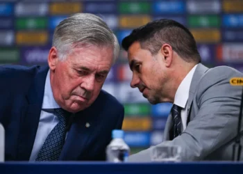 El DT de Brasil, el italiano carlo Ancelotti, dialoga con el presidente de la CBF, Samir Xaud (AFP)