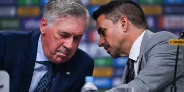 El DT de Brasil, el italiano carlo Ancelotti, dialoga con el presidente de la CBF, Samir Xaud (AFP)
