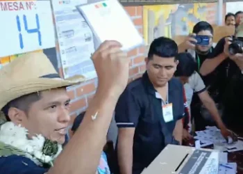 El candidato de Alianza Popular, Andrónico ROdríguez, emite su voto.
Captura Red Uno.