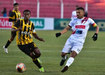 El volante atigrado Jaime Arrascaita domina el balón este sábado en el Víctor Agustín Ugarte (APG).